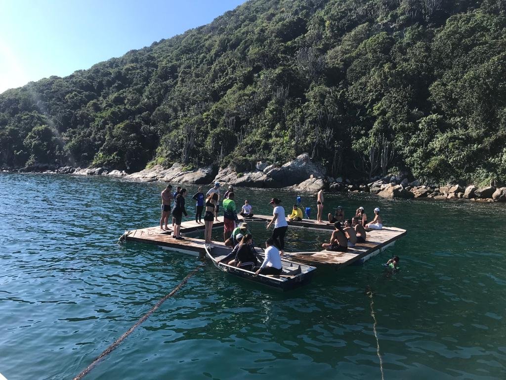 Aula da BIOUFF no tanque da Fazenda Marinha